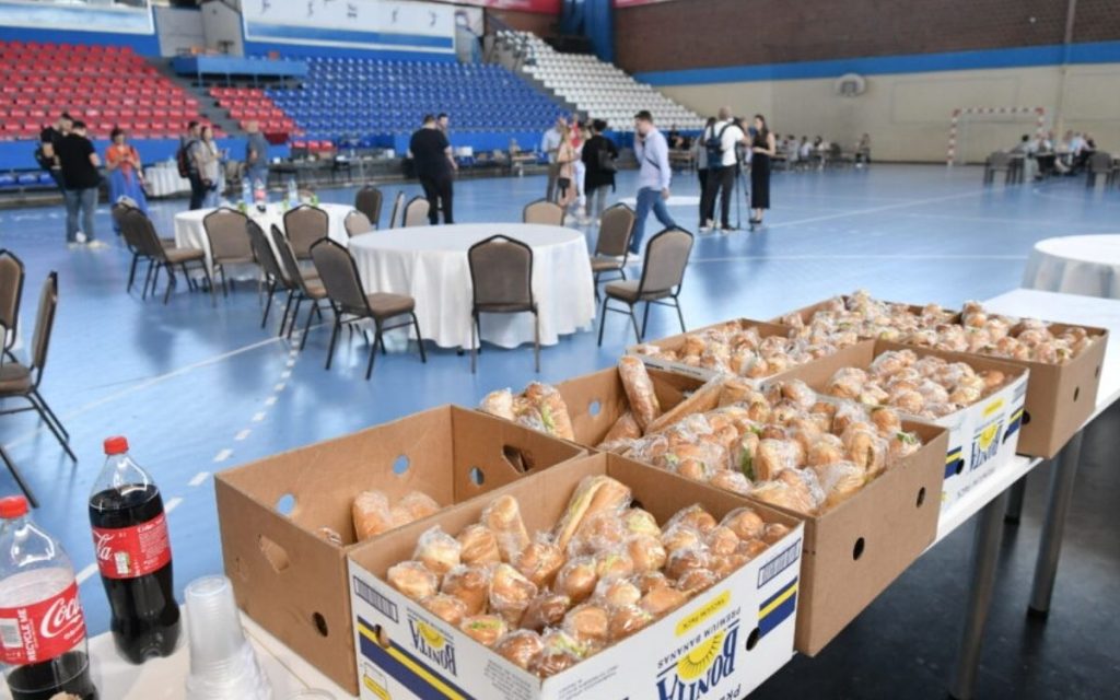 NAKON OTKAZIVANJA MITINGA SNS U NOVOM SADU: Kifle namenjene za 1.500 sendviča date Domu za decu sa smetnjama u razvoju u Subotici umesto svežeg hleba!
