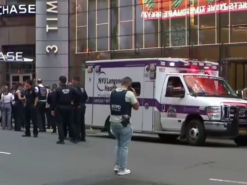 KRVOPROLIĆE NA TAJMS SKVERU: Pomahnitala žena nožem ubila jednu, ranila drugu osobu, policija je ubila na mestu! (VIDEO)