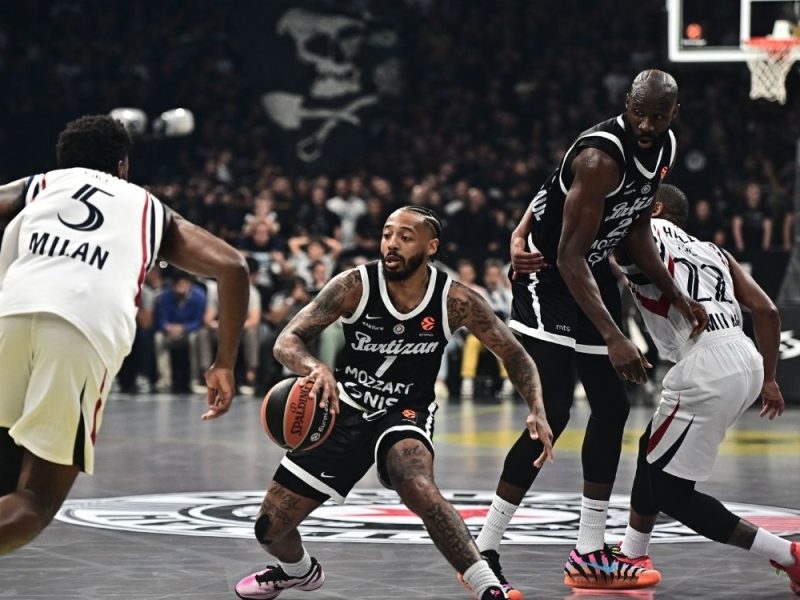 PARTIZAN SRUŠIO MILANO U ARENI: Karlik Džons održao čas košarke, crno-beli pobedom započeli novu sezonu Evrolige! (VIDEO)