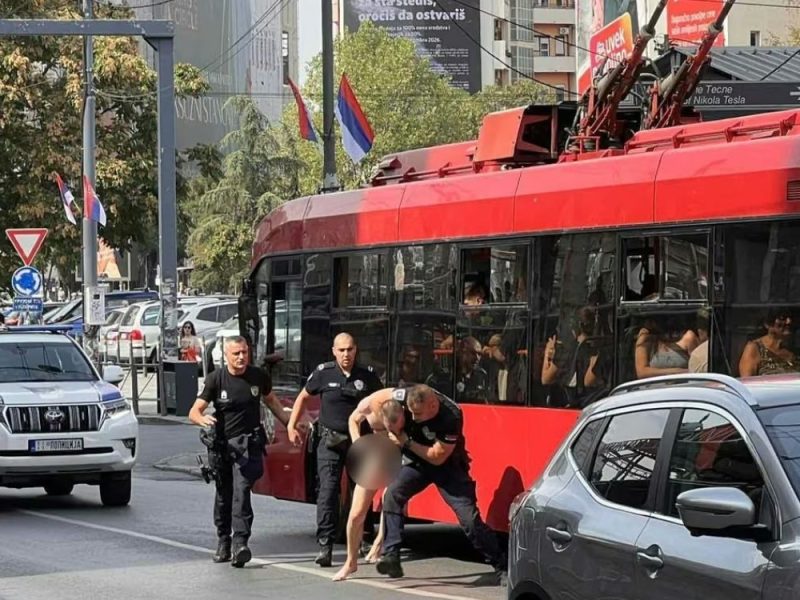 PRIVEDEN GO MUŠKARAC NA SLAVIJI: Kupao se u fontani, građani ga snimali, pa došlo do sudara!