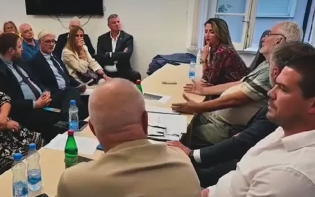 ISPLIVAO SNIMAK SASTANKA NESTOROVIĆEVOG POKRETA: Priznali da su od Andreja Vučića tražili pare i medije, a evo šta su obećali Vulinu! (VIDEO)