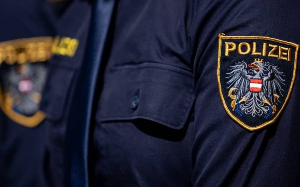 DANONOĆNO GA NADZIRE 20 POLICAJACA: Tinejdžer (16) koji je dva puta osuđivan za planiranje terorističkih napada pušten na slobodu!