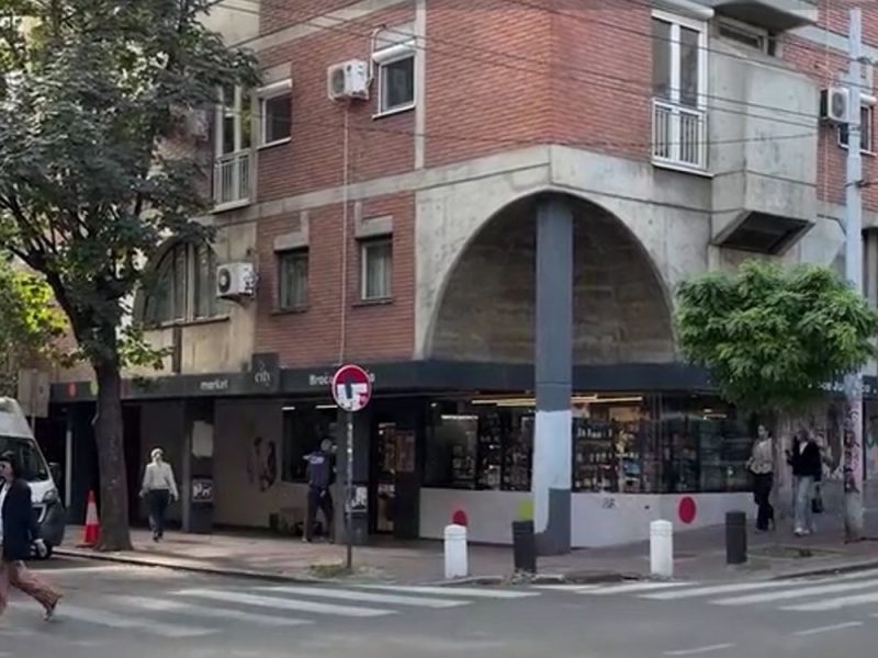 LEKARI SE BORE ZA ŽIVOT HEROJA BEOGRADA: Tinejdžer (18) izboden jer je branio beskućnika od siledžija! (VIDEO)