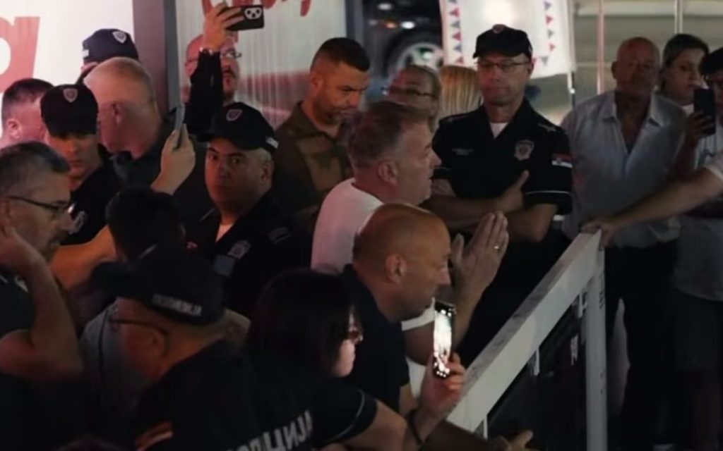 KRAGUJEVČANI UZELI STVAR U SVOJE RUKE: Izašli ispred zgrada i naterali naprednjake da sklone šatore nakon više od mesec dana!