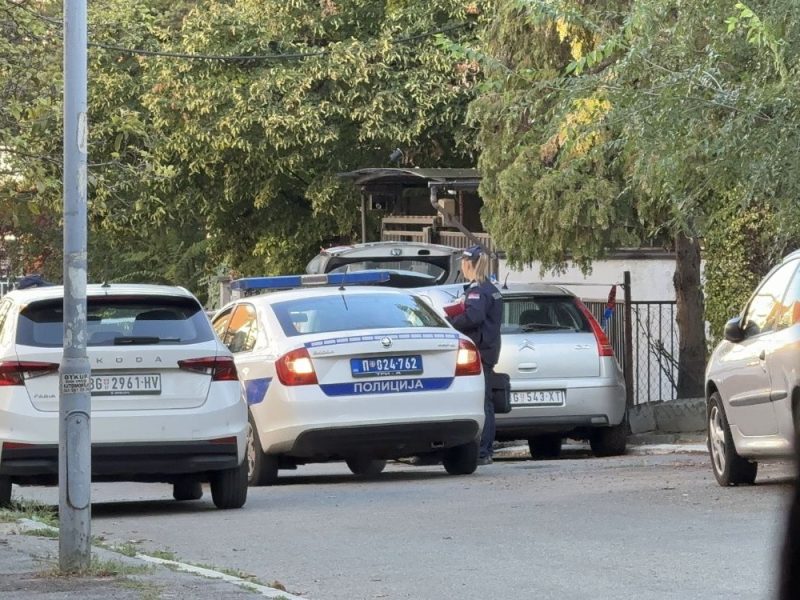 DRAMA NA ZVEZDARI: Bačena bomba na porodičnu kuću, kamera snimila napadača, policija traga za njim!