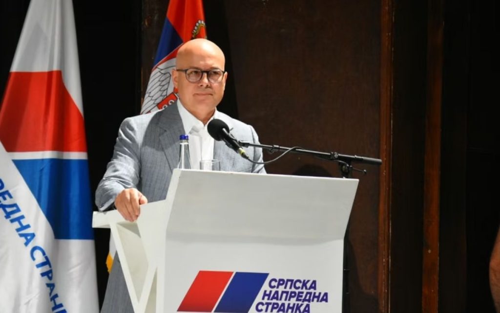 MILOŠ VUČEVIĆ ZLOUPOTREBIO DECU ZA PREDIZBORNU KAMPANJU: Roditelji potpisali saglasnost za promociju sporta, deca završila u spotu SNS! (VIDEO)