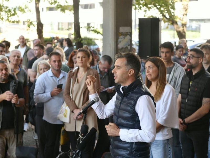 „UHAPSITE ŠAPIĆA I ODREDITE MU PRITVOR“: Protest građana ispred Trećeg tužilaštva zbog napada na odbornicu Kreni-promeni! (VIDEO)