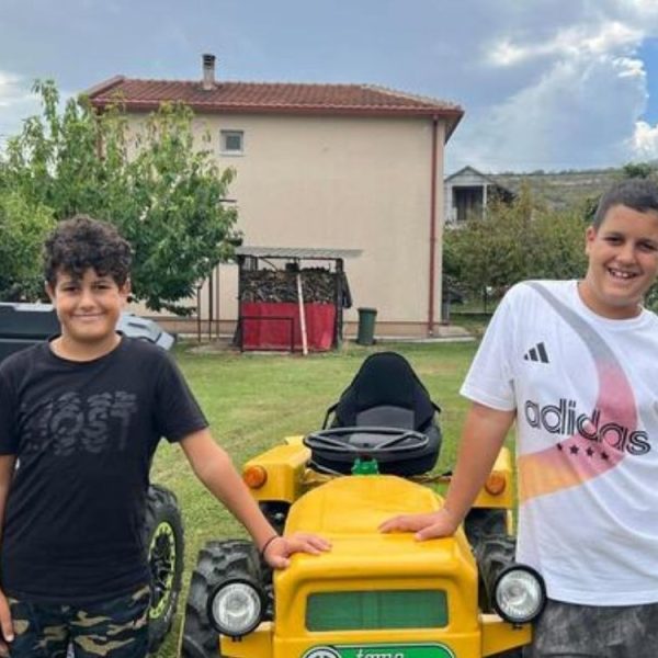 „OD TELEFONA SAMO BOLE OČI“: Dušan (14) i Đorđe (12) celo leto radili na selu, pa od zarade kupili traktor!