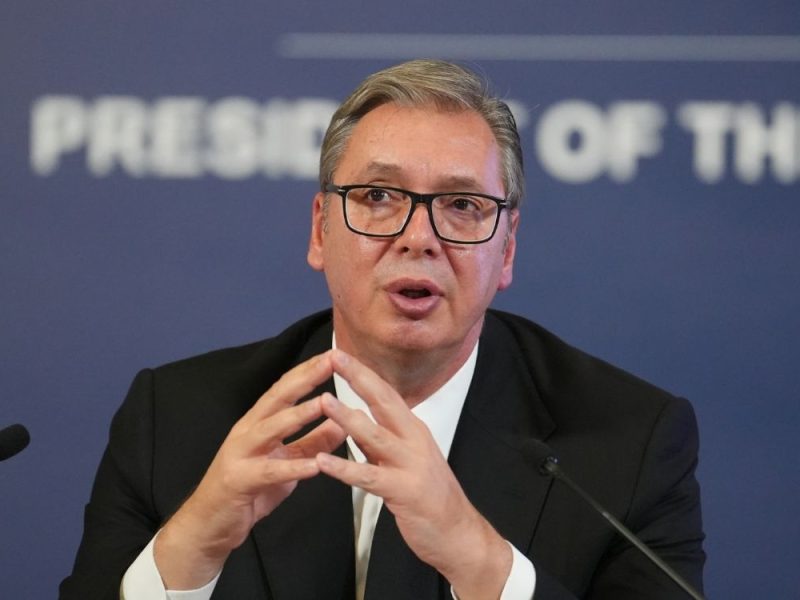 VUČIĆ O INCIDENTU: “Šapić je kriv, jer je na javnoj funkciji. Ja bih mogao Bakića i Kokanovića ovako da nosim, ali nisam nikad…” (VIDEO)