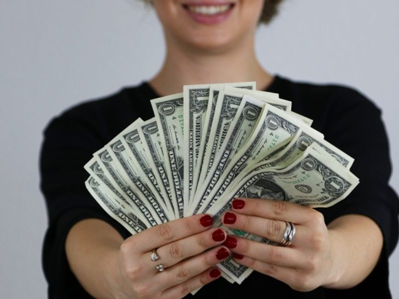 ŠTA URADITI SA 10.000 EVRA UŠTEĐEVINE? Gde bezbedno uložiti novac, a da ga inflacija i prevaranti ne pojedu za noć!