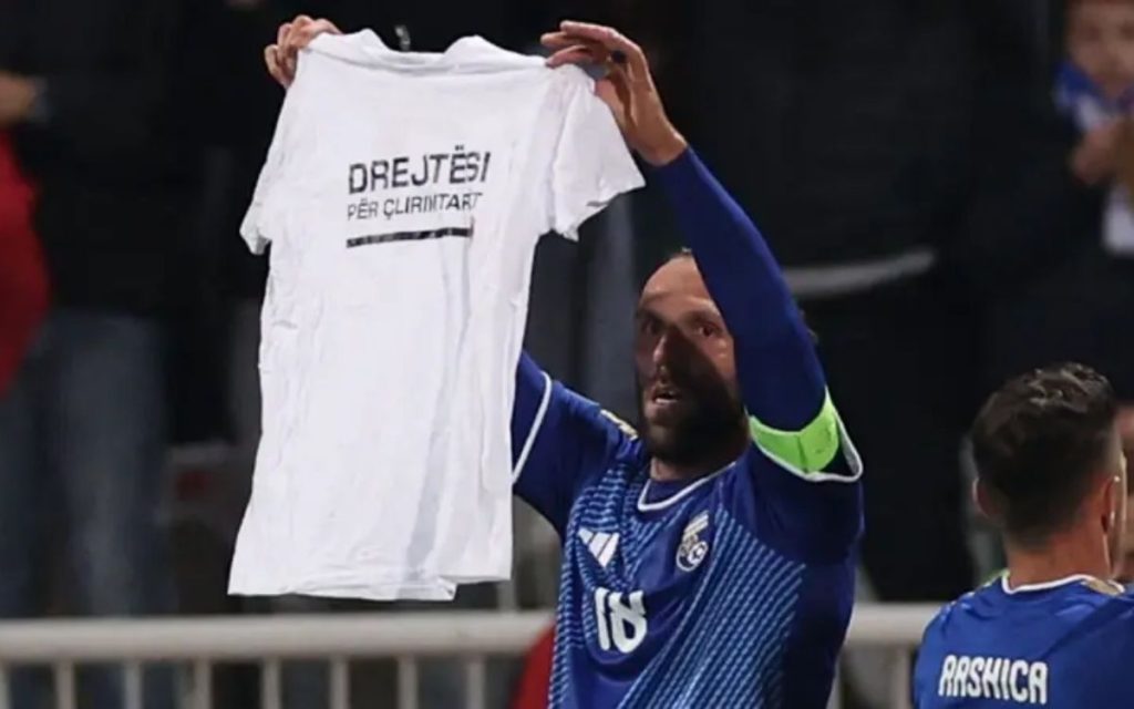 SRAMAN POTEZ ALBANSKOG FUDBALERA U PRIŠTINI: Igrač Fenerbahčea, Vedat Murići posle utakmice protiv Irske podigao majicu sa natpisom podrške Tačiju i OVK!