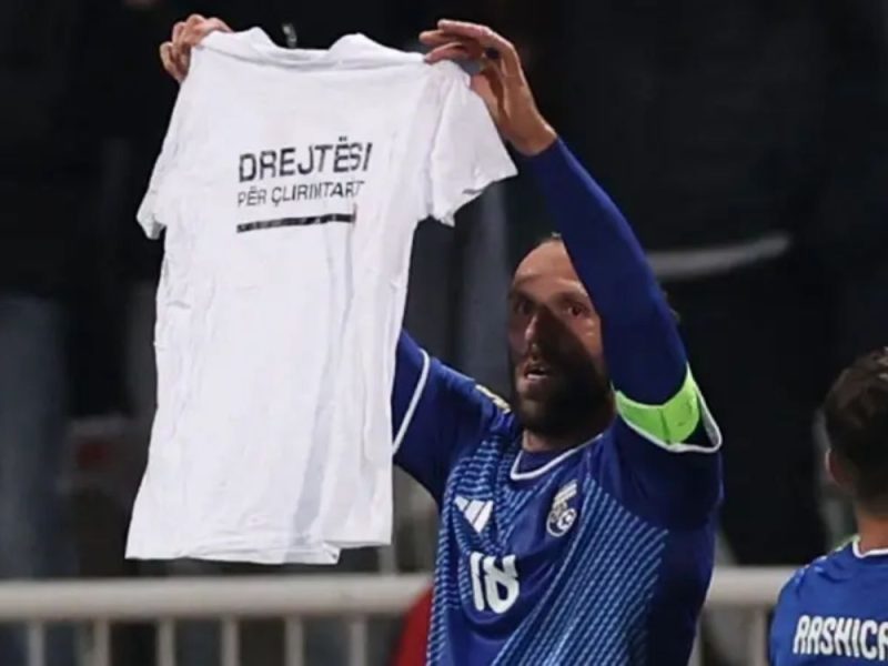 SRAMAN POTEZ ALBANSKOG FUDBALERA U PRIŠTINI: Igrač Fenerbahčea, Vedat Murići posle utakmice protiv Irske podigao majicu sa natpisom podrške Tačiju i OVK!