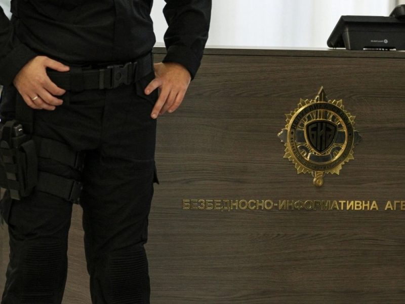 PRITISAK TAJNE SLUŽBE SE NASTAVLJA: Pripadnici BIA zaplenili baner studentima u Kragujevcu!