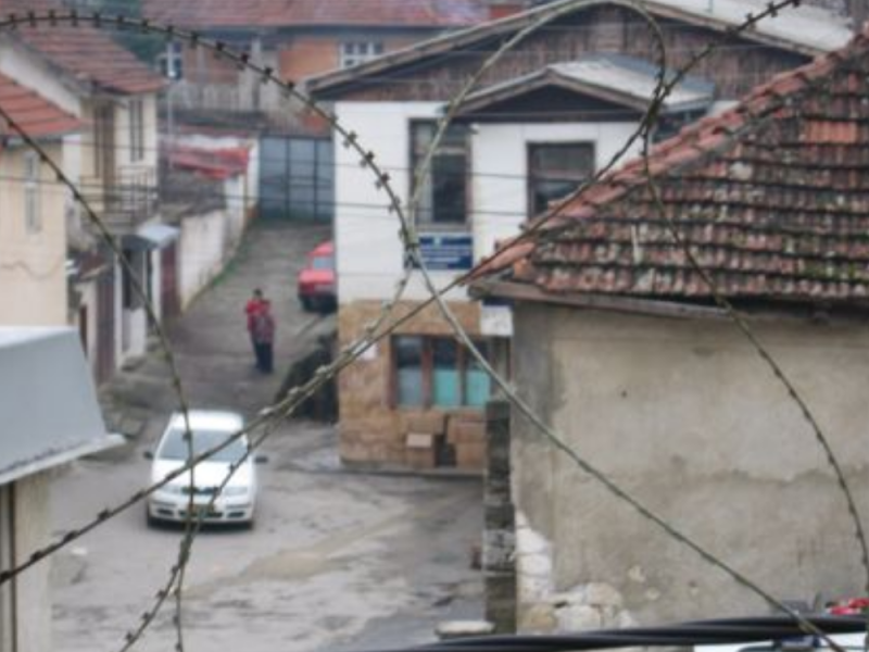 ORAHOVAC, KOSOVO I METOHIJA: Zverski napad na Srpkinju pred dvoje maloletne dece!