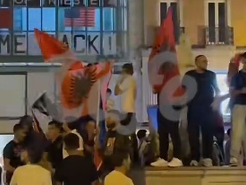 ALBANCI PROTESTOVALI I U TRSTU: Skandirali Tačiju i ostalim osuđenim zločincima OVK-a, skup organizovan preko TikToka!