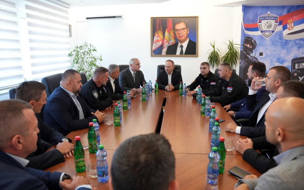 KULT VOĐE KAO U SEVERNOJ KOREJI: Vrh MUP-a drži sastanke ispod džinovskog portreta Aleksandra Vučića!