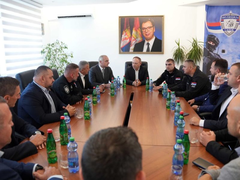 KULT VOĐE KAO U SEVERNOJ KOREJI: Vrh MUP-a drži sastanke ispod džinovskog portreta Aleksandra Vučića!