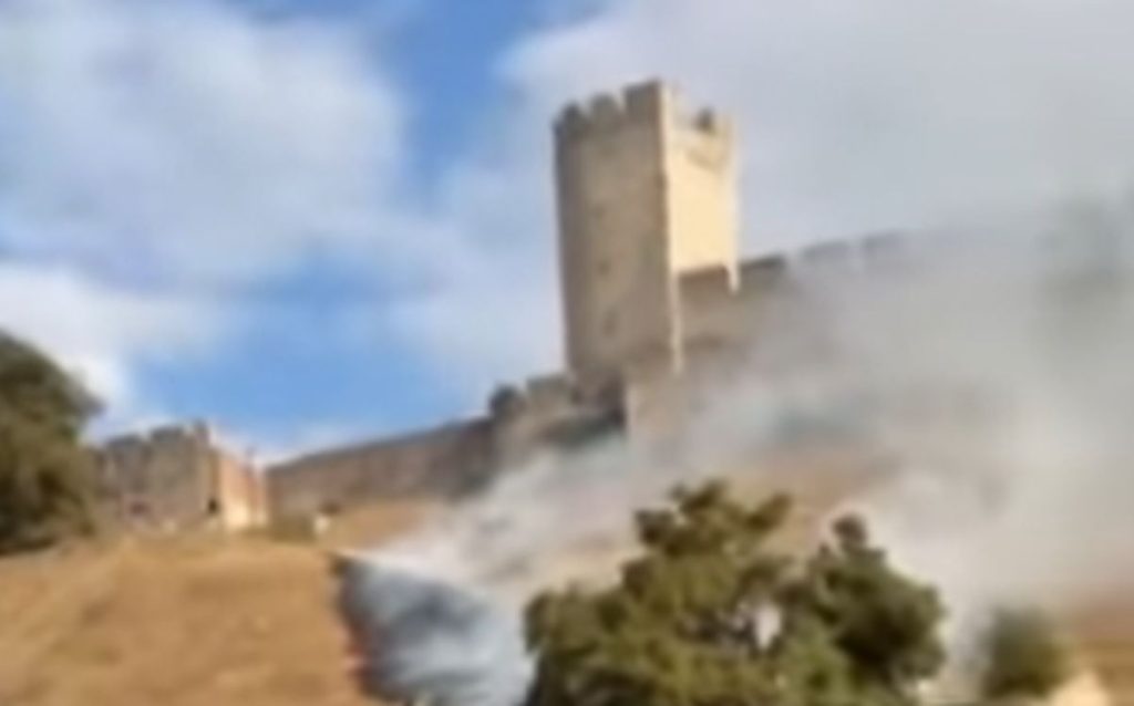 GORI KALEMEGDAN: Požar izbio u donjem delu drevne tvrđave, vatrogasci odmah na terenu! (VIDEO)
