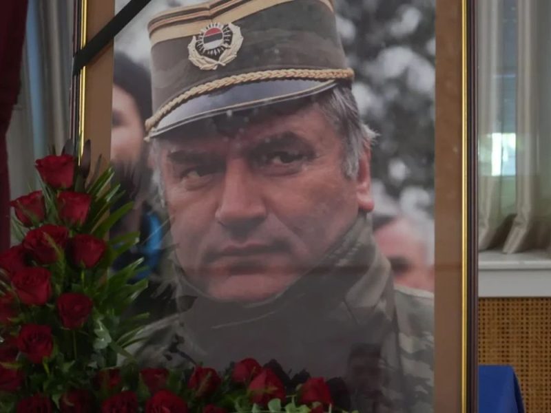 ODRŽANA KOMEMORACIJA RATKU MLADIĆU: Porodica i prijatelji se oprostili od pokojnog generala, prisustvovao i jedan ministar Vlade Srbije!