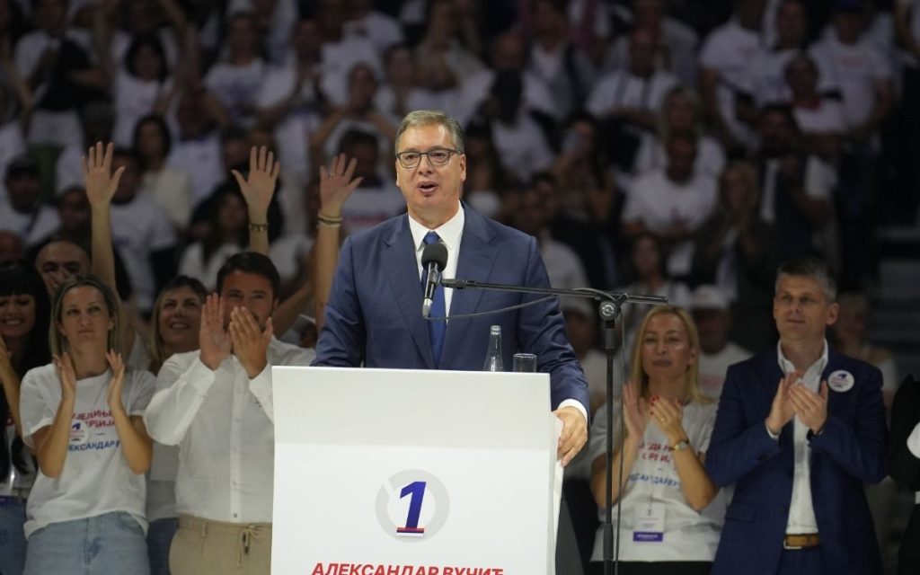 „SRBIJA POBEĐUJE“ POBEŽE IZ ARENE: Dok je Vučić najavljivao „Vladu na točkovima“, pristalice SNS-a krenule ka izlazima, obezbeđenje potom zaključalo vrata! (VIDEO)