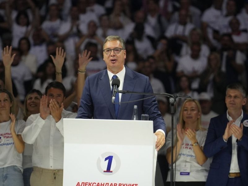 „SRBIJA POBEĐUJE“ POBEŽE IZ ARENE: Dok je Vučić najavljivao „Vladu na točkovima“, pristalice SNS-a krenule ka izlazima, obezbeđenje potom zaključalo vrata! (VIDEO)