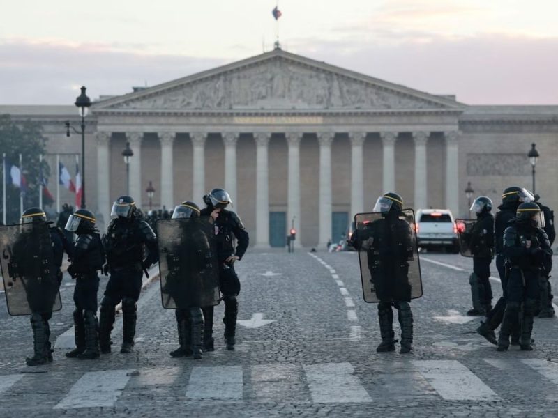 FRANCUSKA NA NOGAMA ZBOG NOVIH PROTESTA: 70.000 pripadnika snaga bezbednosti na ulicama, zatvoreni i veliki muzeji!