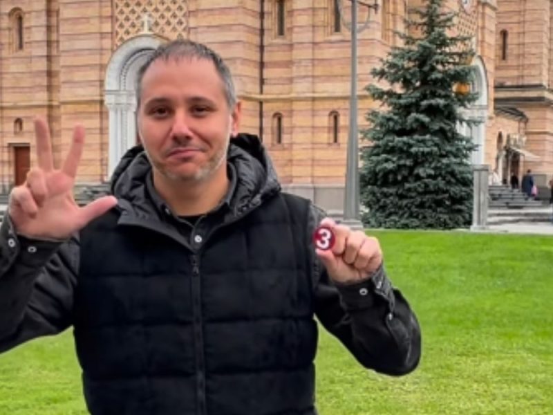 NISU USPELI DA GA SPREČE: Milošu iz Beograda bez znanja promenili biračko mesto, a on seo za volan, otišao u Banjaluku i glasao! (VIDEO)