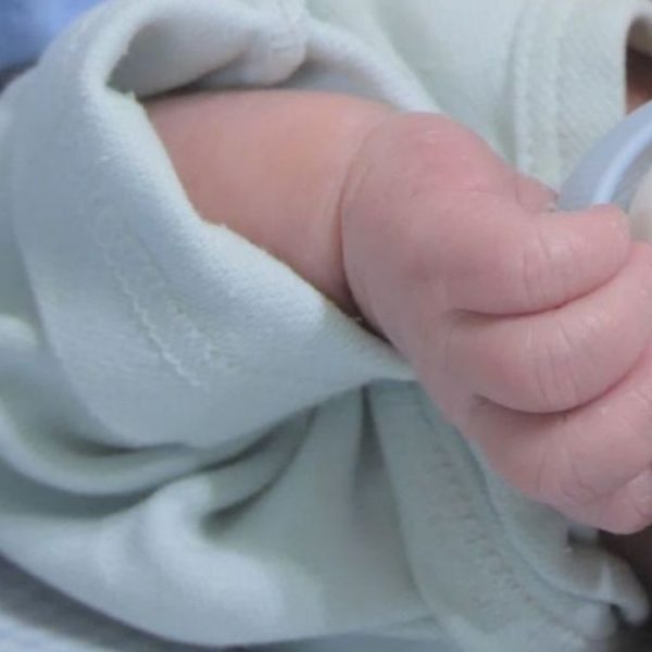NESVAKIDAŠNJA SCENA U CRNOJ GORI: Žena porodila ispred svoje porodične kuće u Zeti!