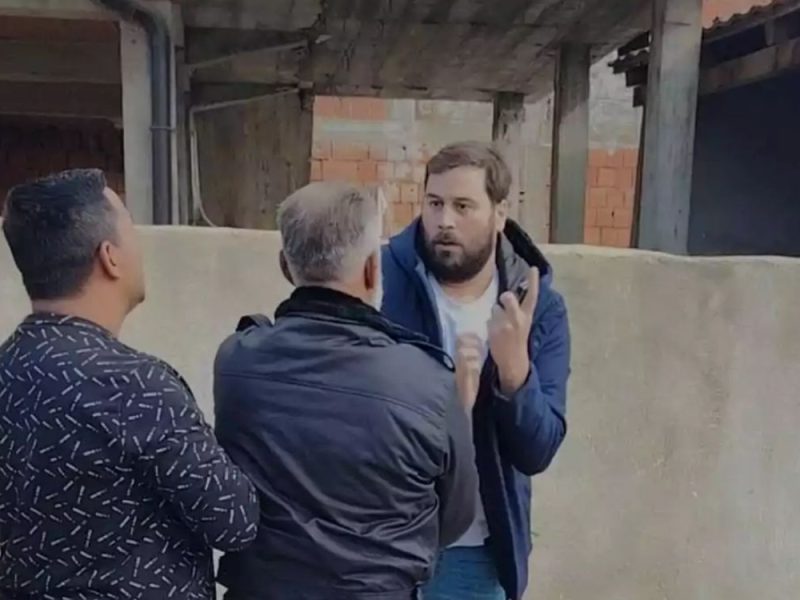 „GURALI SU NAS, ŠUTIRALI I GAĐALI KAMENICAMA“: Novinari napadnuti na biračkom mestu u Pavlovcu, policija nije reagovala! (VIDEO)