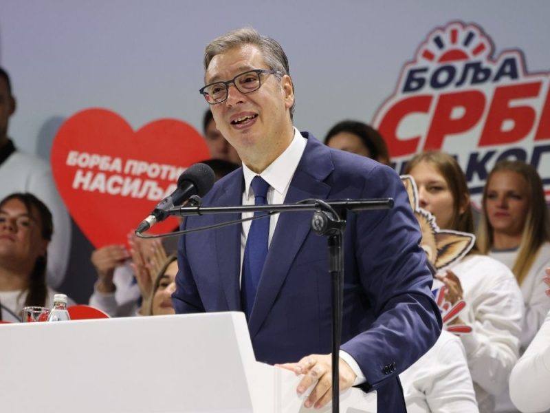 VUČIĆ ODŽAO PRVI MITING U NOVOM SADU POSLE PADA NADSTREŠNICE: Naprednjaci blokirali grad i slavili uz baklje, studenti i građani ignorisali skup! (VIDEO)