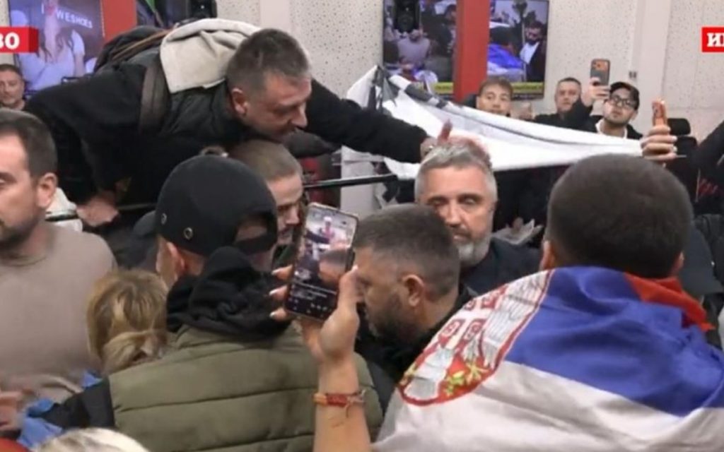 „IZVINI SE SLOBODNOM SRPSKOM NARODU“: Građani i Dijana Hrka upali u zgradu Informera i suočili Vučićevića s lažima, obezbeđenje ga izvelo, program prekinut! (VIDEO)