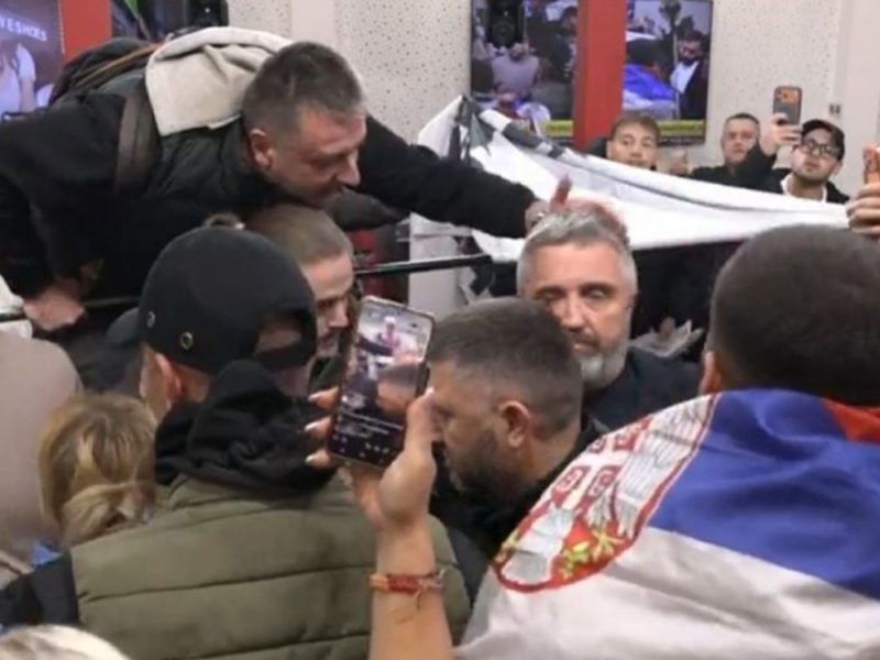 „IZVINI SE SLOBODNOM SRPSKOM NARODU“: Građani i Dijana Hrka upali u zgradu Informera i suočili Vučićevića s lažima, obezbeđenje ga izvelo, program prekinut! (VIDEO)