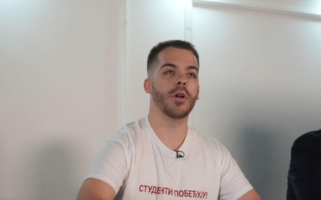 „DVE NEDELJE SU ME PRATILI, A ONDA JE KRIČAK DOŠAO ISPRED MOJE ZGRADE“: Student raskrinkao jezivi pritisak vlasti pred izbore i ulogu šefova policije u zastrašivanju! (VIDEO)