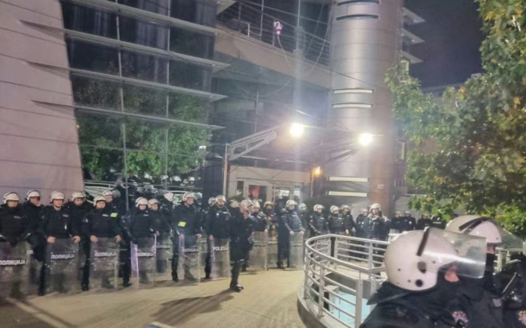 POLICIJA INSCENIRALA SUKOB ISPRED PINKA: “Oštećeni” muškarac ranije uhvaćen u organizovanju nezakonitog glasanja!