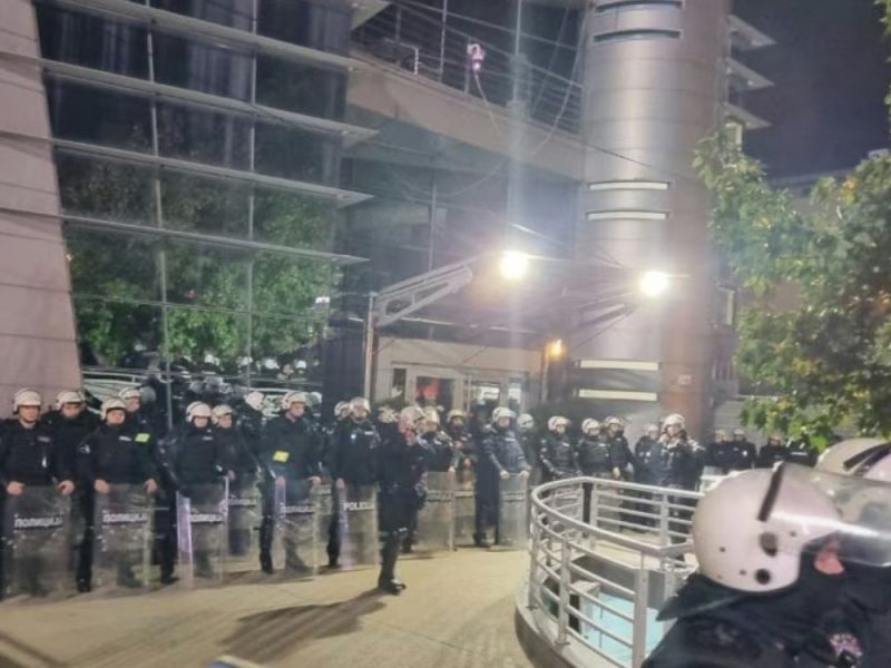 POLICIJA INSCENIRALA SUKOB ISPRED PINKA: “Oštećeni” muškarac ranije uhvaćen u organizovanju nezakonitog glasanja!
