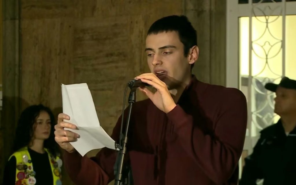 STUDENTI I GRAĐANI ISPRED RIK-A PORUČILI DIJASPORI: „Niste zaboravljeni i nećemo pristati na sramni pokušaj da vas ućutkaju!“ (VIDEO)