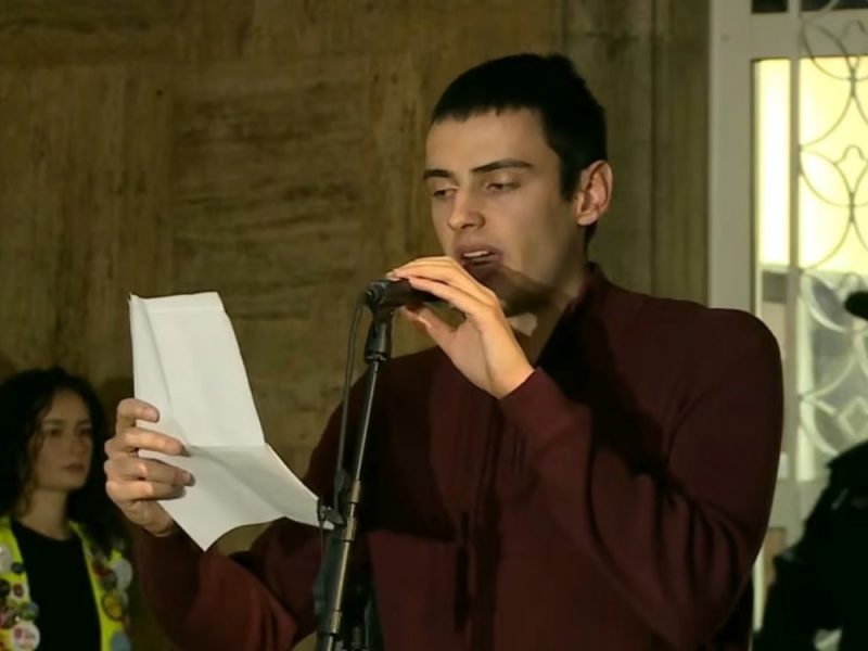 STUDENTI I GRAĐANI ISPRED RIK-A PORUČILI DIJASPORI: „Niste zaboravljeni i nećemo pristati na sramni pokušaj da vas ućutkaju!“ (VIDEO)