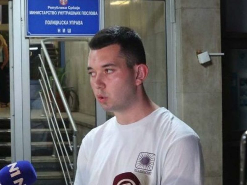 „NIKOGA NISAM UDARIO“: Student iz Niša pušten da se brani sa slobode, veštaci utvrdili da aktivistkinja SNS nema nikakve povrede! (VIDEO)