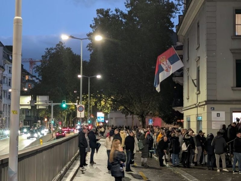 „ČEKAO SAM VIŠE OD 7 SATI“: Veliki redovi za glasanje u Cirihu, oko 500 birača još čeka ispred konzulata!
