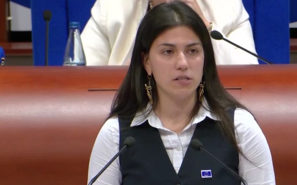 „SADA ĆETE ČUTI KAKO SU PROTESTI U JEDNOJ ZEMLJI USPELI DA POBEDE“: Srpska studentkinja održala govor zbog kojeg je ceo Evropski kongres ustao i aplaudirao! (VIDEO)