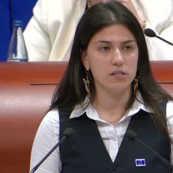 „SADA ĆETE ČUTI KAKO SU PROTESTI U JEDNOJ ZEMLJI USPELI DA POBEDE“: Srpska studentkinja održala govor zbog kojeg je ceo Evropski kongres ustao i aplaudirao! (VIDEO)