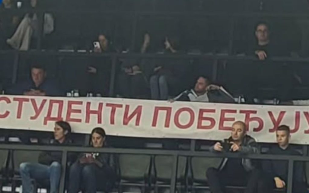 SKANDAL NA ZLATIBORU: TV Arena tražila uklanjanje transparenta “Studenti pobeđuju” iz sale!