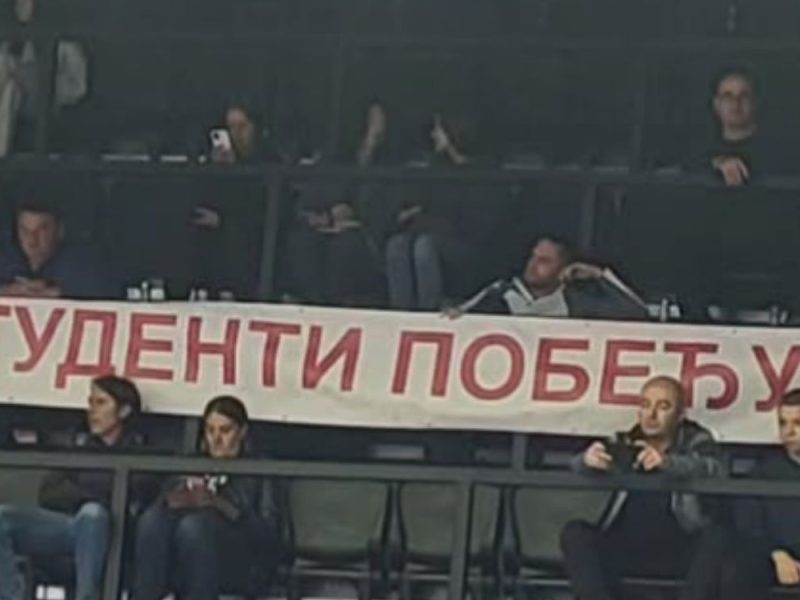 SKANDAL NA ZLATIBORU: TV Arena tražila uklanjanje transparenta “Studenti pobeđuju” iz sale!