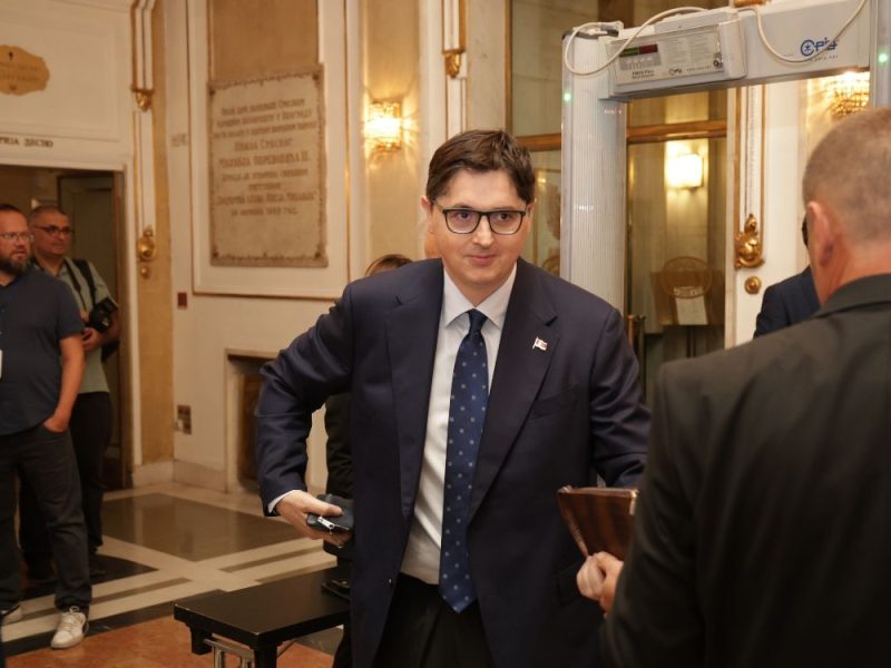 ŠTRAJK GLAĐU SE DEBELO ISPLATIO: Uglješa Mrdić za mesec i po dana kupio dva stana za oko 170.000 evra!