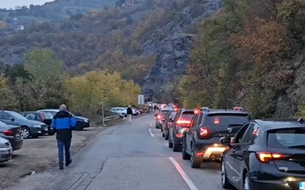 INAT JAČI OD SVIH PREPREKA: Srbi sa Kosova ostavljaju automobile u kilometarskim kolonama pred prelazom Jarinje i pešice kreću na glasanje u Rašku!