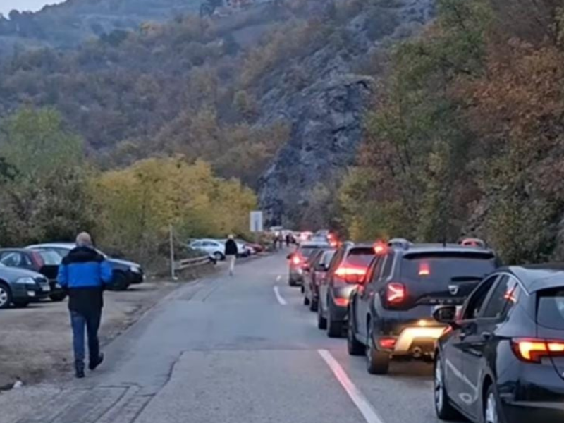 INAT JAČI OD SVIH PREPREKA: Srbi sa Kosova ostavljaju automobile u kilometarskim kolonama pred prelazom Jarinje i pešice kreću na glasanje u Rašku!