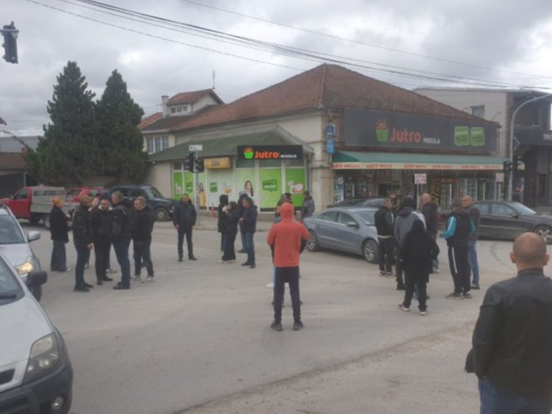 POBEDU STAVILI U DRUGI PLAN, BORBA SE NASTAVLJA: Studenti u Mionici blokiraju put zbog brutalno pretučenog kontrolora!