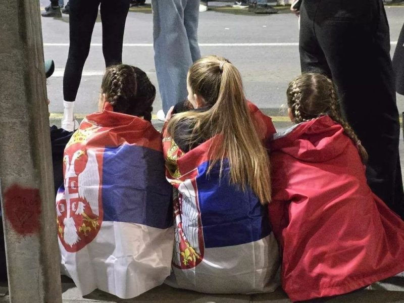 „NAREDILI SU MI DA NE SMEM DA VAS VOZIM!“: Vozač autobusa na Brankovom mostu zatvorio vrata studentima nakon skupa na Slaviji!