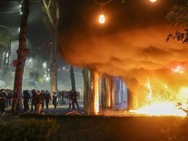 STUDENTI U ALBANIJI USTALI PROTIV VLASTI: Zapalili deo Ministarstva prosvete, traže ostavku premijera Edija Rame!