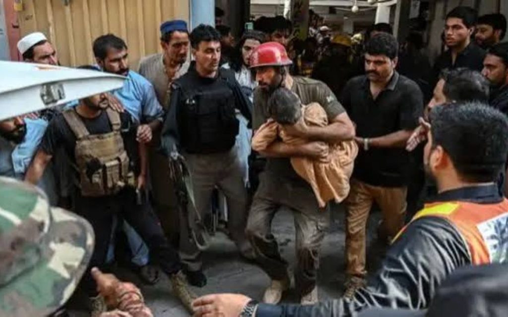 ŠKOLA SE SRUŠILA NA UČENIKE: U Pakistanu poginulo 28 dece i učiteljica, vlasnik škole uhapšen zbog tragedije!